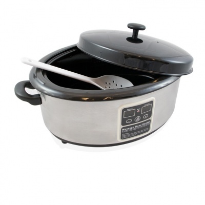 Panela elétrica de aço inoxidável com tampa preta e colher perfurada branca