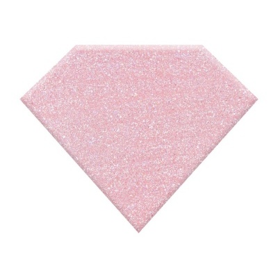 Forma de diamante rosa brilhante sobre fundo branco