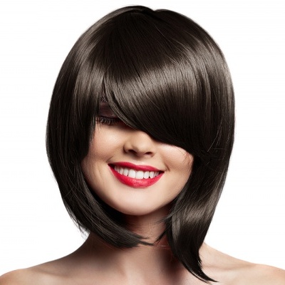 Mulher com cabelo castanho escuro, liso, corte assimétrico e batom vermelho