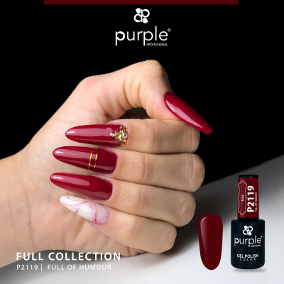Mão com unhas longas pintadas de verniz gel vermelho bordô com decoração e frasco de verniz da marca purple.