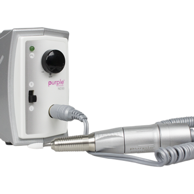 Dispositivo elétrico portátil para manicure com controlador branco e punho metálico prateado