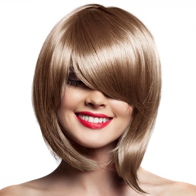 Mulher com peruca castanho claro e batom vermelho em fundo branco