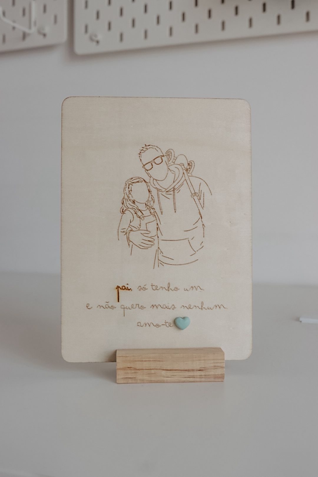Placa de Madeira Personalizada Placa em madeira clara com desenho gravado a laser e texto sentimental em português