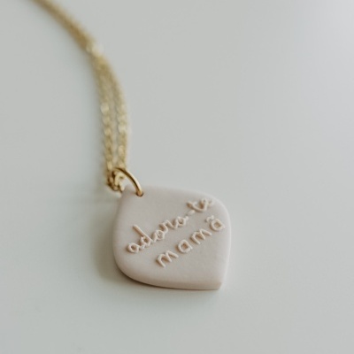 Colar com pendente rosa com texto adoro-te mama
