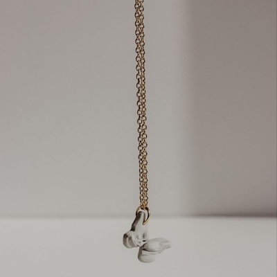 Colar com corrente dourada e pendente branco