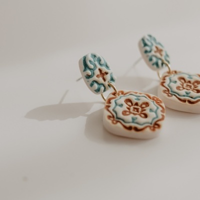 Brincos cerâmicos pendentes com padrão floral azul e castanho