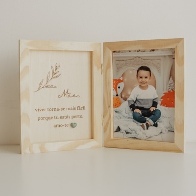 Moldura dupla de madeira clara com mensagem e foto de criança