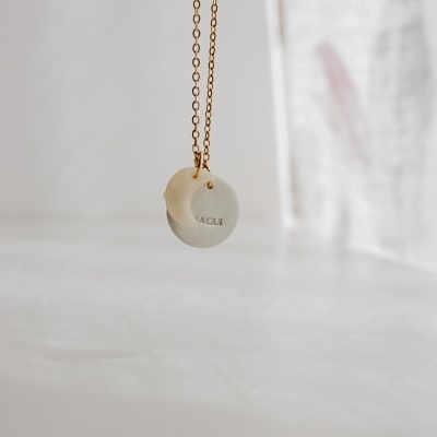 Colar com pendente redondo branco e corrente dourada