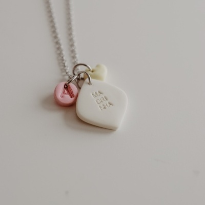 Colar com pendentes coloridos em fundo neutro