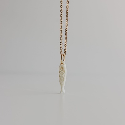 Colar dourado com pendente branco em forma de peixe