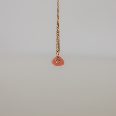 Colar dourado com pendente cor de coral em formato de meia-lua com sorriso