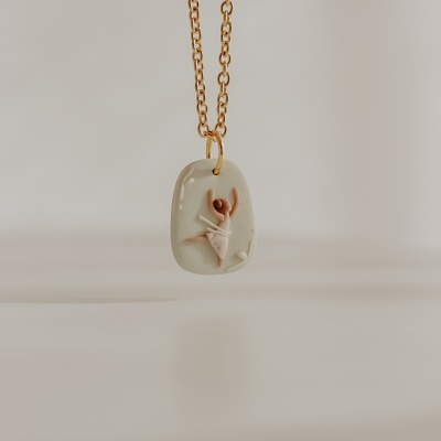 Colar com pendente de bailarina em relevo