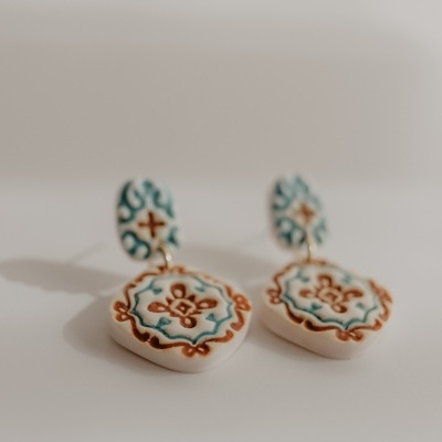Brincos de cerâmica branca com padrões florais azuis e castanhos