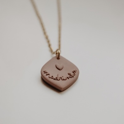 Colar com pendente cor de rosa claro e inscrição madrinha