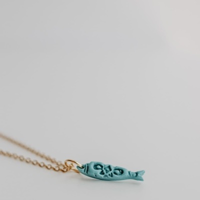 Colar com pendente em forma de vagem azul turquesa e corrente dourada