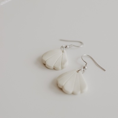 Brincos pendentes em forma de concha branca com ganchos de prata