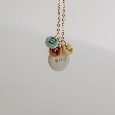 Colar com pingentes redondos coloridos e palavra avó gravada