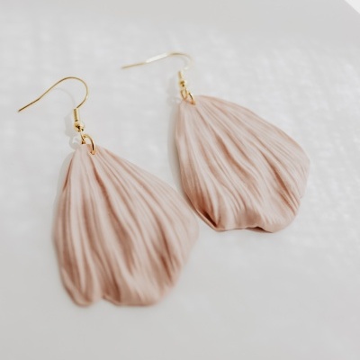 Brincos rosa claro em forma de pétalas com gancho dourado