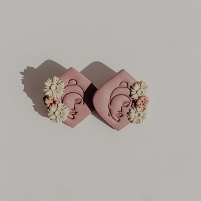 Par de brincos quadrados rosa com rosto e flores
