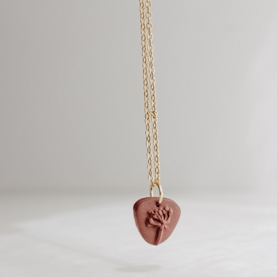Colar com pendente triangular de terracota com relevo floral