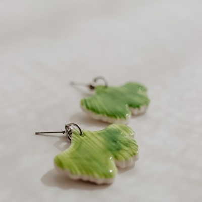 Brincos verdes em forma de folha ou flor com arame metálico