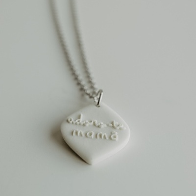 Colar com pendente branco losango e inscrição adore-te mamã