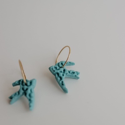 Brincos com pendente de pássaro azul e argola dourada