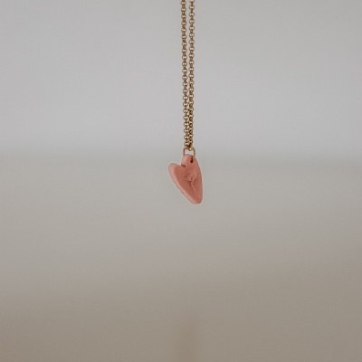 Colar com pendente em coração rosa suspenso