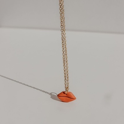 Colar com pendente em forma de lábios laranja