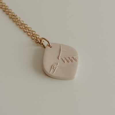 Colar com pendente quadrado de argila cor de rosa claro e corrente dourada