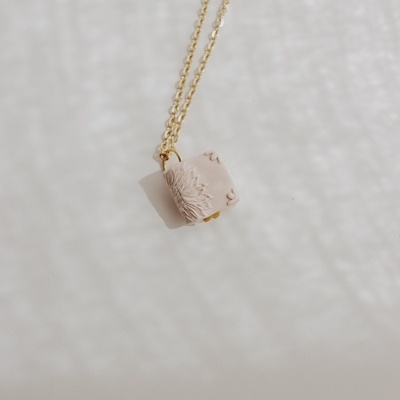 Colar dourado com pendente quadrado rosa claro e textura floral