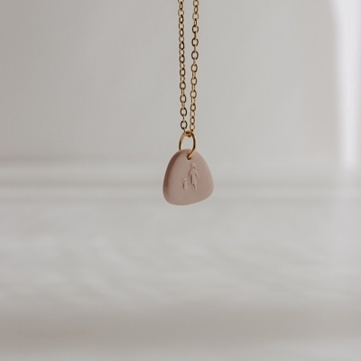 Colar com pendente rosa claro e corrente dourada