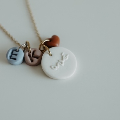 Colar com pendentes em cerâmica coloridos com letras e coração