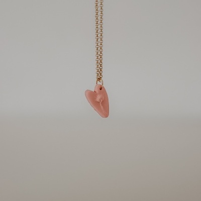 Colar com pendente em forma de coração cor-de-rosa