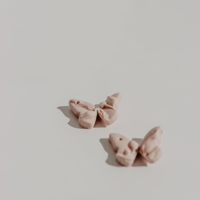 Par de scrunchies rosa claro em tecido sobre fundo branco