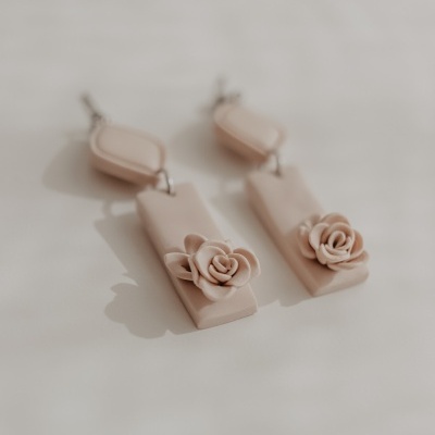 Brincos pendentes nude com rosas em relevo