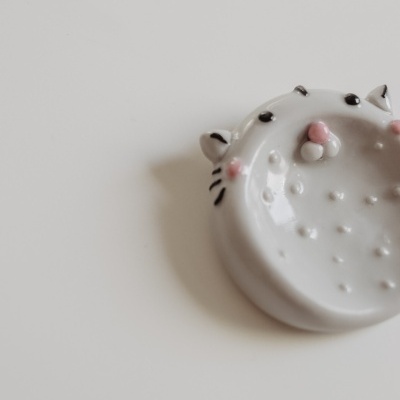 Prato pequeno em cerâmica branca com rosto de gato estilizado