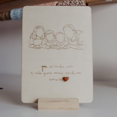 Placa decorativa em madeira com gravura de família e mensagem para pai
