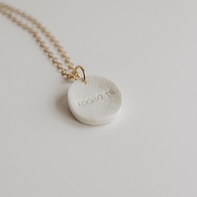colar pendente branco cerâmica texto LOOKO TE