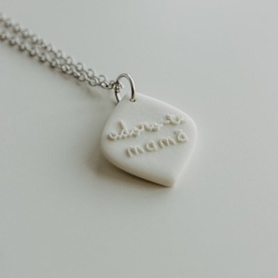 Colar com pendente branco com texto em relevo adore-te mamã