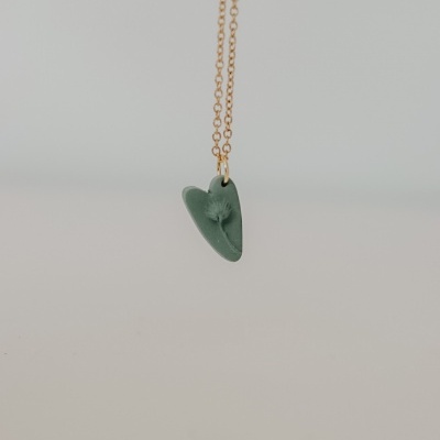 Colar com pendente de coração verde e corrente dourada