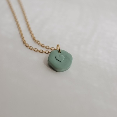 Colar com pendente verde em cerâmica e corrente dourada