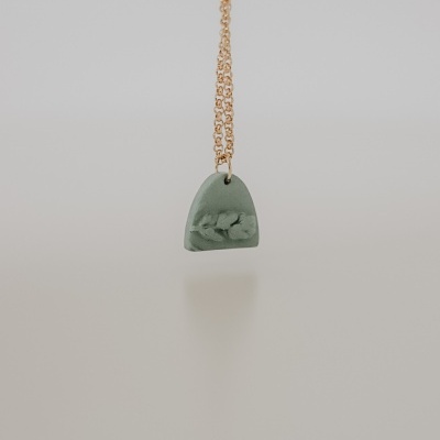 Colar dourado com pendente verde marmoreado