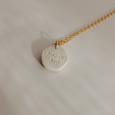 Colar dourado com pendente branco com texto AMO-TE AVÓ