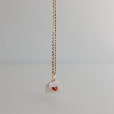 Colar com pendente de envelope branco e coração vermelho