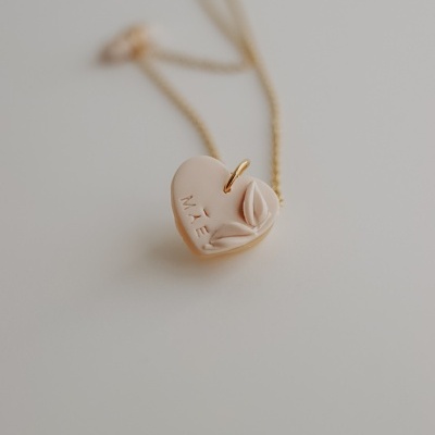 Colar com pendente em forma de coração rosa claro com gravura e corrente dourada