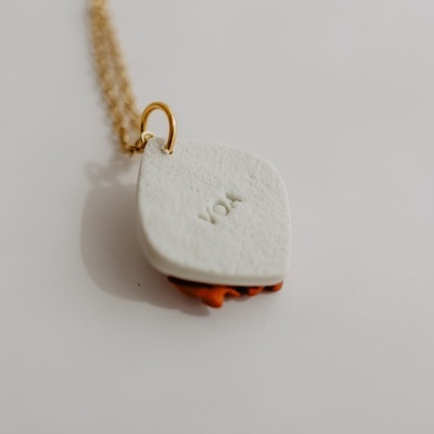 Colar com pendente branco e corrente dourada