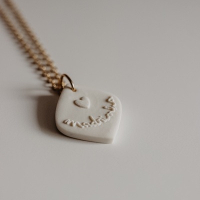 Colar com pendente branco e corrente dourada