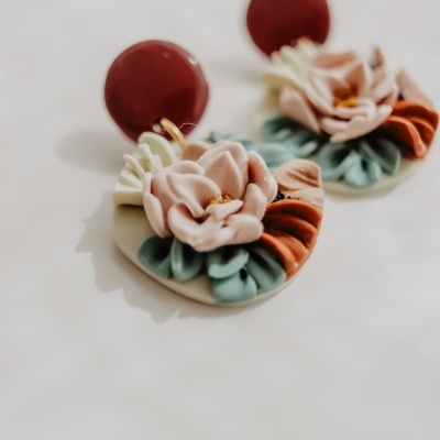 Brincos florais coloridos com base redonda grená