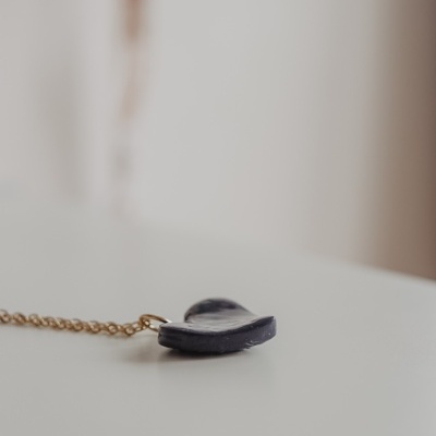 Colar com pendente preto e corrente dourada